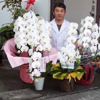 2017年10月7日,開院10周年,頂いた胡蝶蘭と供に,加古川市,鍼灸院,鍼灸治療院きさらぎの店舗の前での記念写真 2017年10月7日,開院10周年,頂いた胡蝶蘭と供に,加古川市,鍼灸院,鍼灸治療院きさらぎの店舗の前での記念写真